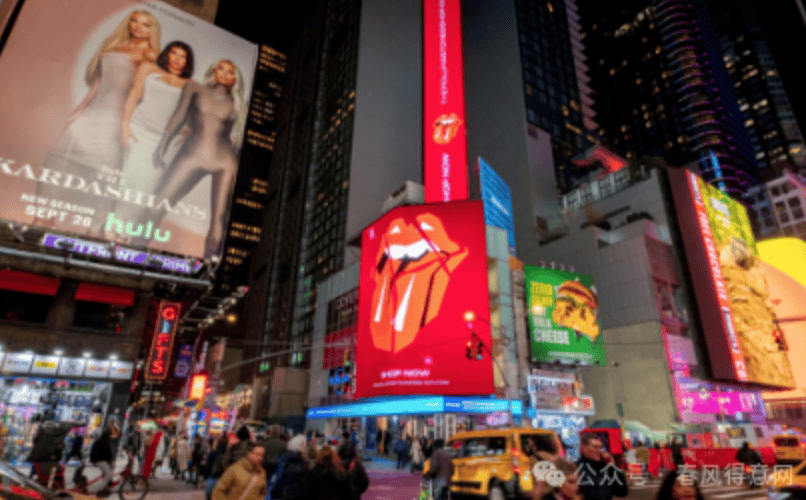 第七大道迎面而来的市中心交通和48的交通以及时代广场的庞大人群看到