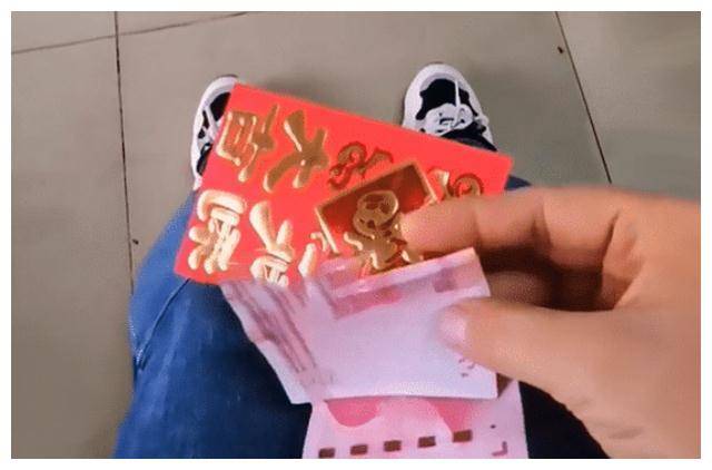 广东打工女孩收到开工红包,竟然是从工资里扣,还不如不发