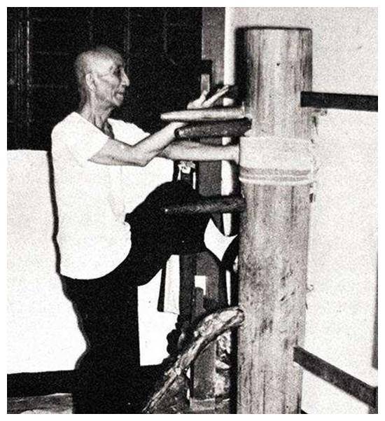 一代宗师叶问珍稀老照片:图3其在打桩,图4与李小龙过招