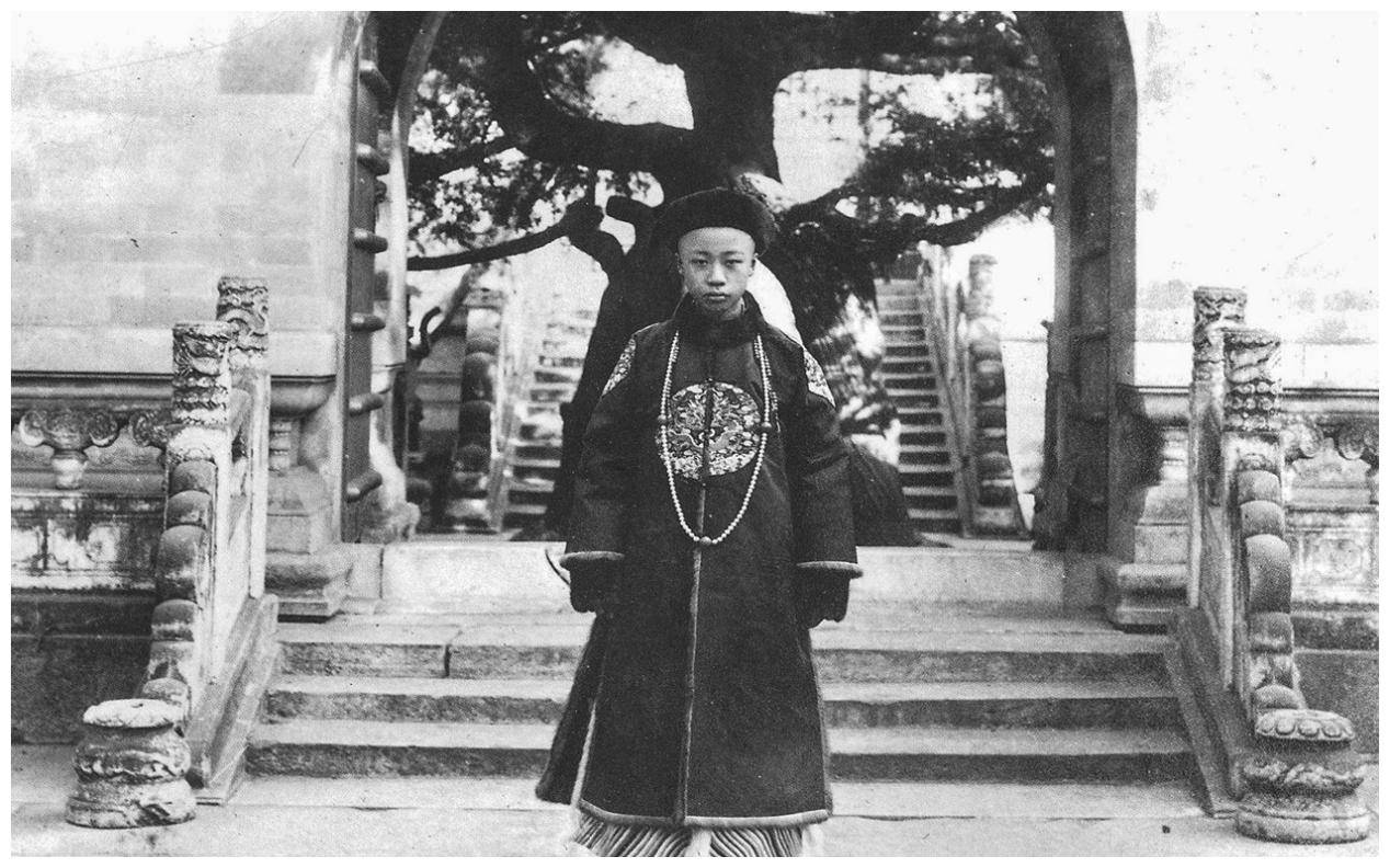 末代皇帝溥仪的悲惨童年:身体被宫女掏空,饿得吃喂鱼的馒头
