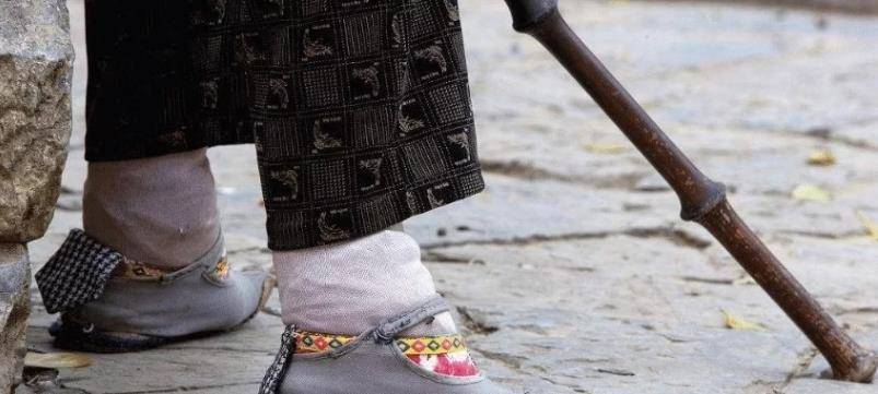 最后一位裹脚女性口述:15岁靠"三寸金莲"嫁大户,洗脚疼到崩溃