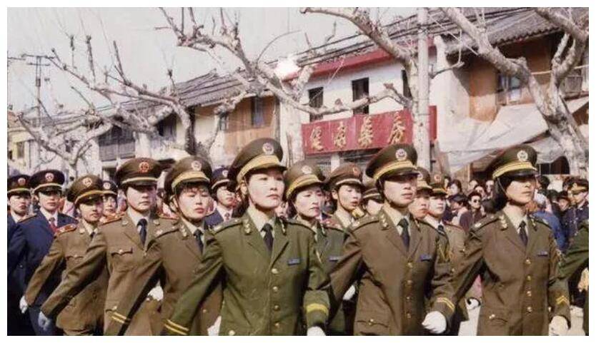 中国警察队伍,使用了17年的橄榄警服,2001年,为何被撤销?