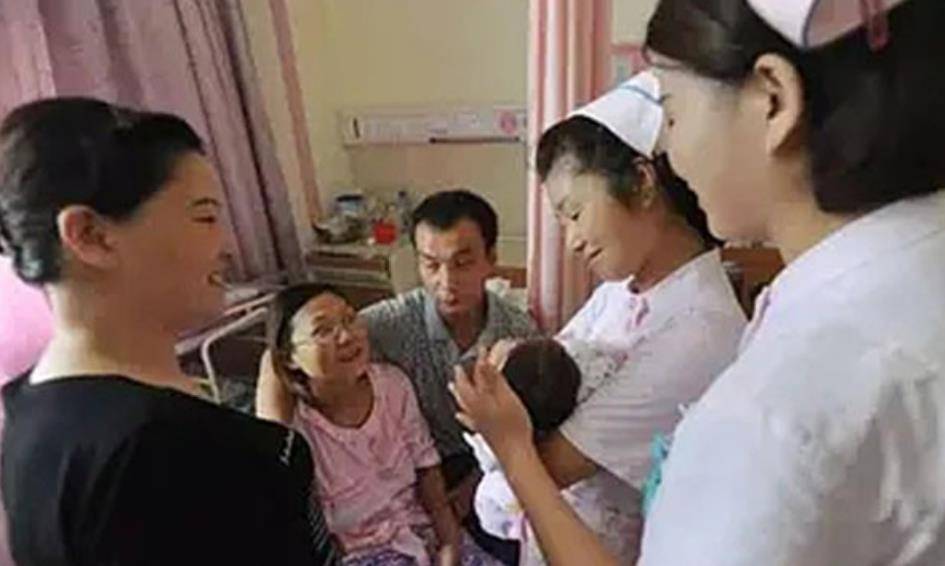 "紧接着,护士便把林琼梅和新生儿推了出来,袁明亮二话不说便跑到了