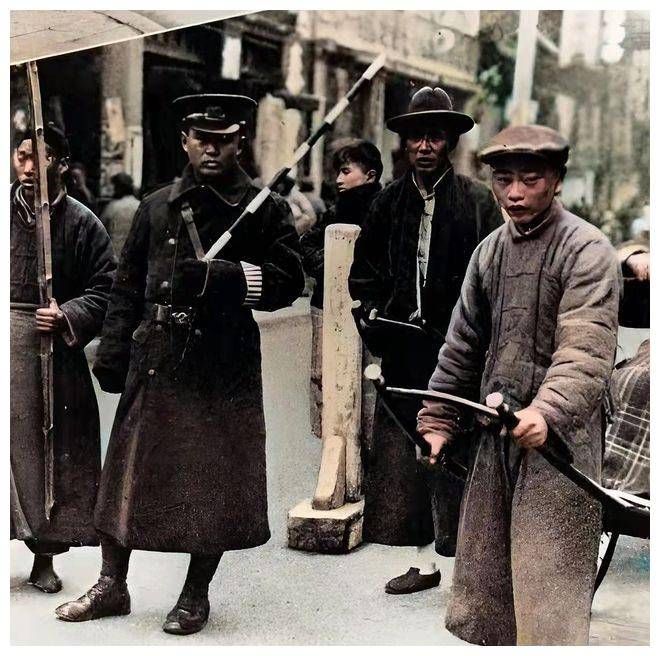 老照片:1921年上海街头的警察,清末时期在新疆拍摄的巡防营士兵