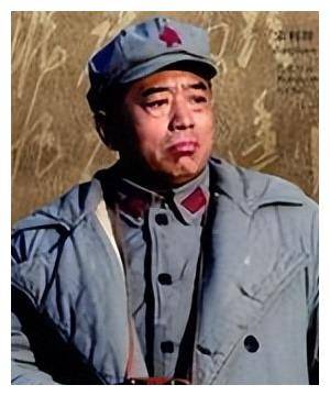 李俊看见他的照片后,觉得宗利群的形象简直太像彭德怀了,但考虑到他并