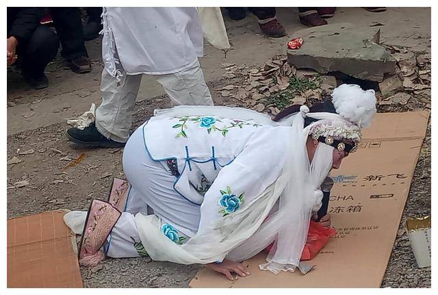 河南50岁大妈靠磕头挣钱,每年哭70场磕万次头,靠能力挣钱不丢人