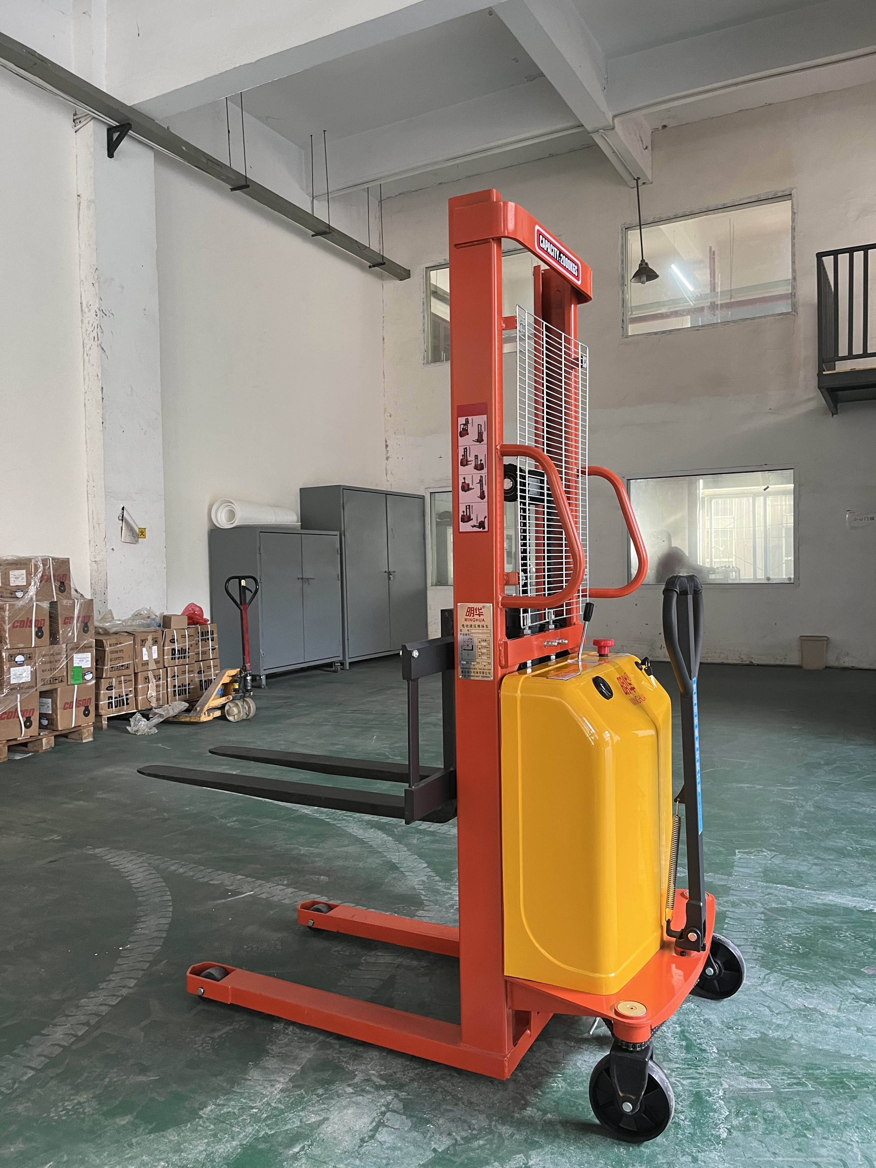 半电动堆垛车:仓储搬运的灵活解决方案