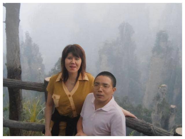 刘桂芬毕竟也是一个聪明的女子,很快便发现了汪显东对她的心思,也开始