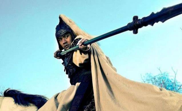 首先,就是在长坂坡一站刚开始,赵云斩杀夏侯恩,夺得削铁如泥的曹操