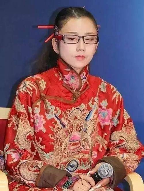 住"月宫",吃花瓣,裸背跳舞,62岁的杨丽萍真实状况不堪入目