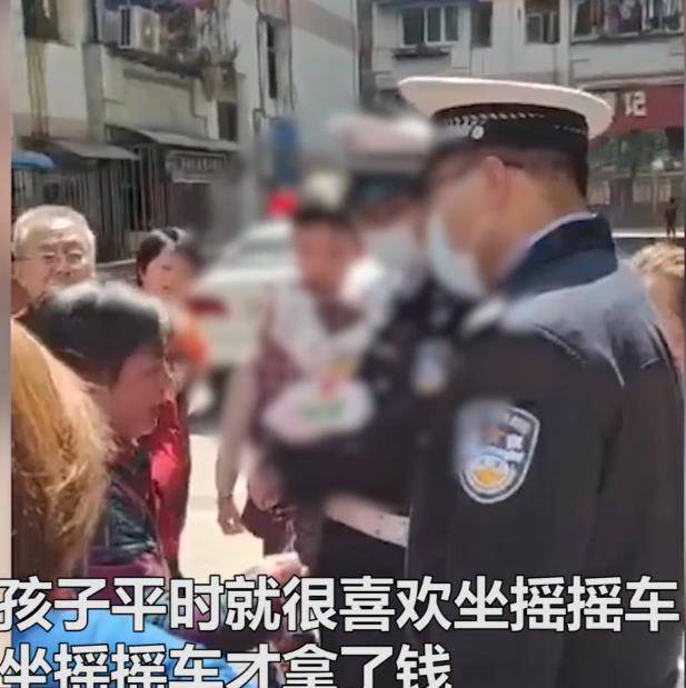 豪横!重庆2岁萌娃拎3万"巨款"坐摇摇车,网友:没钱不敢出门