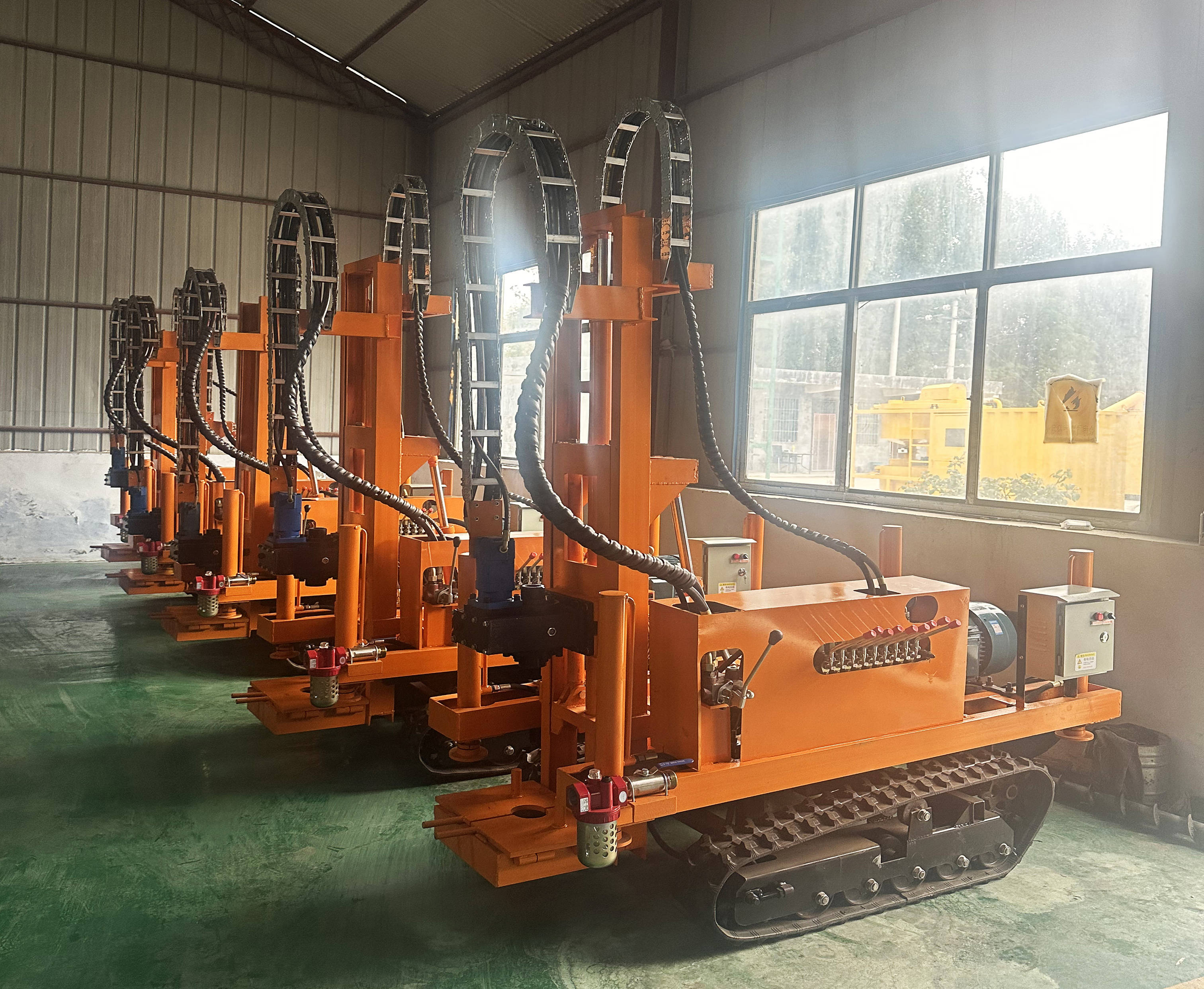 履带式潜孔钻机,多功能液压钻孔机在施工作业中的技术优势