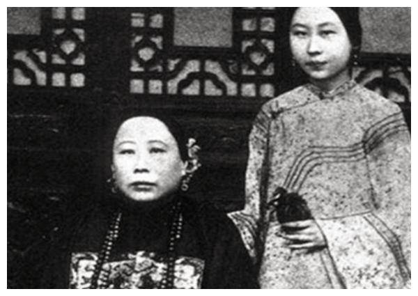 1888年,李鸿章将22岁的女儿嫁给老大臣,二人后代如今家喻户晓