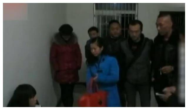 2014年,安徽某河面飘着一妙龄少女,以为没救时,却突然睁开双眼_王倩倩