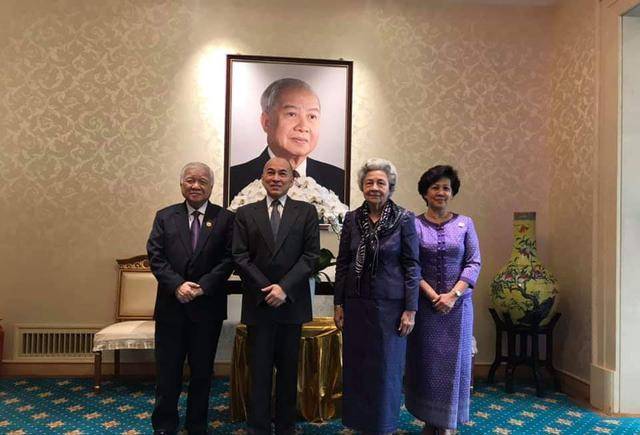 物极必反,西哈莫尼国王终身未婚,可是他祖上几代的嫔妃多不胜数