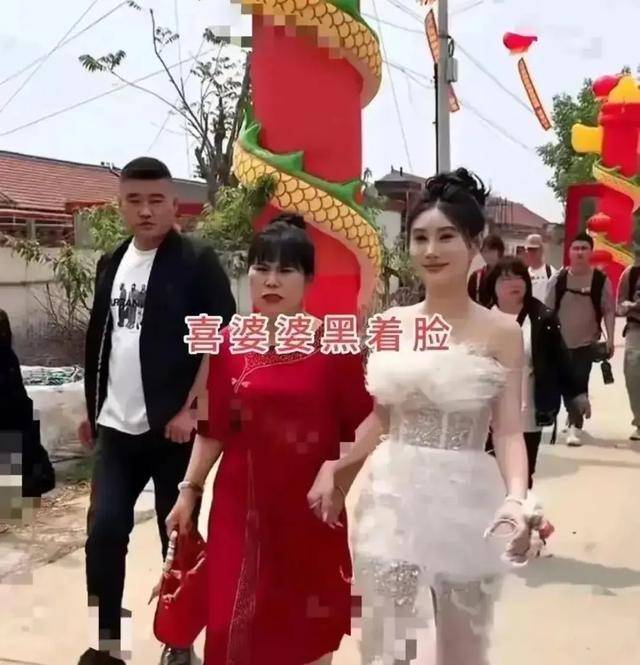 河南一女子婚礼上穿的像舞女,惨遭婆婆嫌弃,风尘味十足!
