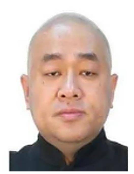 在明知于竹君打死了警察的情况下,"铁