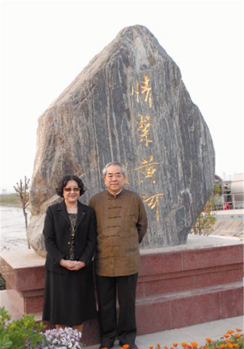 与女儿断绝关系,带着张桂云前往巴黎定居,并且给她取了个小名叫"楠莉"