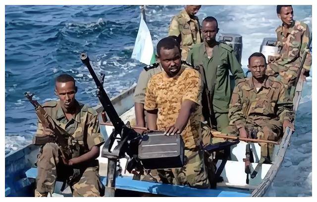 2001年,7名索马里海盗登入中国渔船,仅一天后反被18名渔民生擒