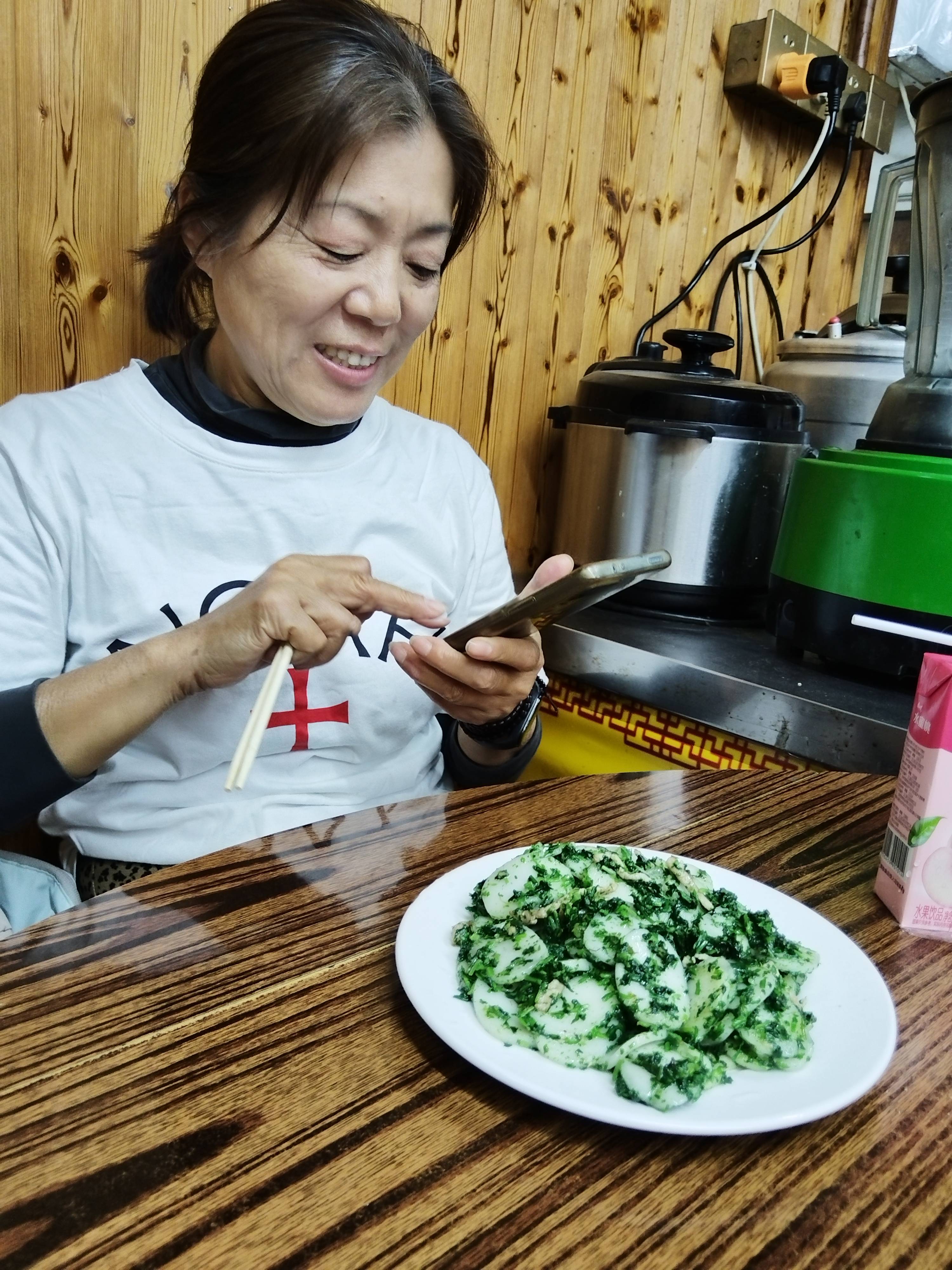 3陈晨朱敏大玉儿午饭后休闲划板～摄影师