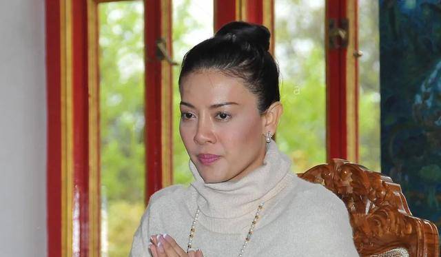 西拉米王妃努力为丈夫工作,抱百姓家的孩子,子,树立亲民形象