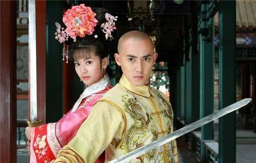 爱新觉罗·永琪出生于1741年,是乾隆帝的第五子,其母是愉贵妃珂里叶特