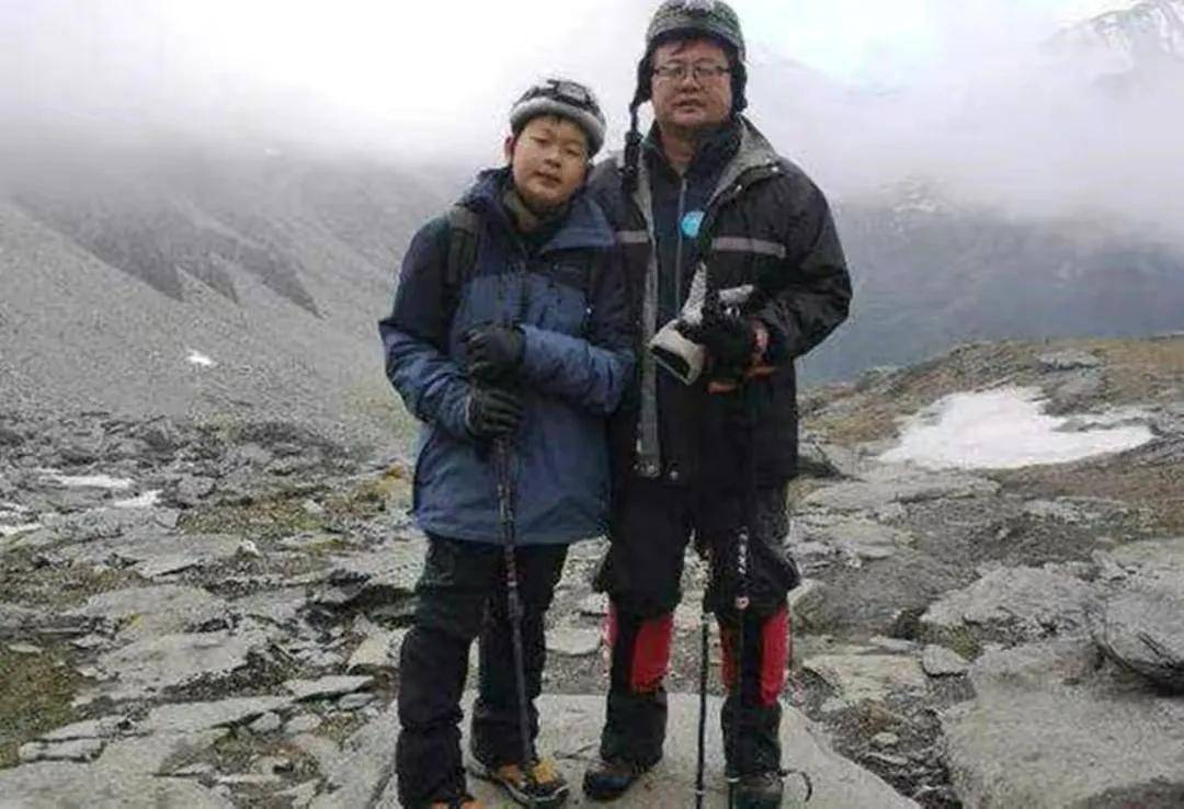 回顾:被父亲逼迫,赤身在大雪中奔跑的4岁男孩,如今有何成就?