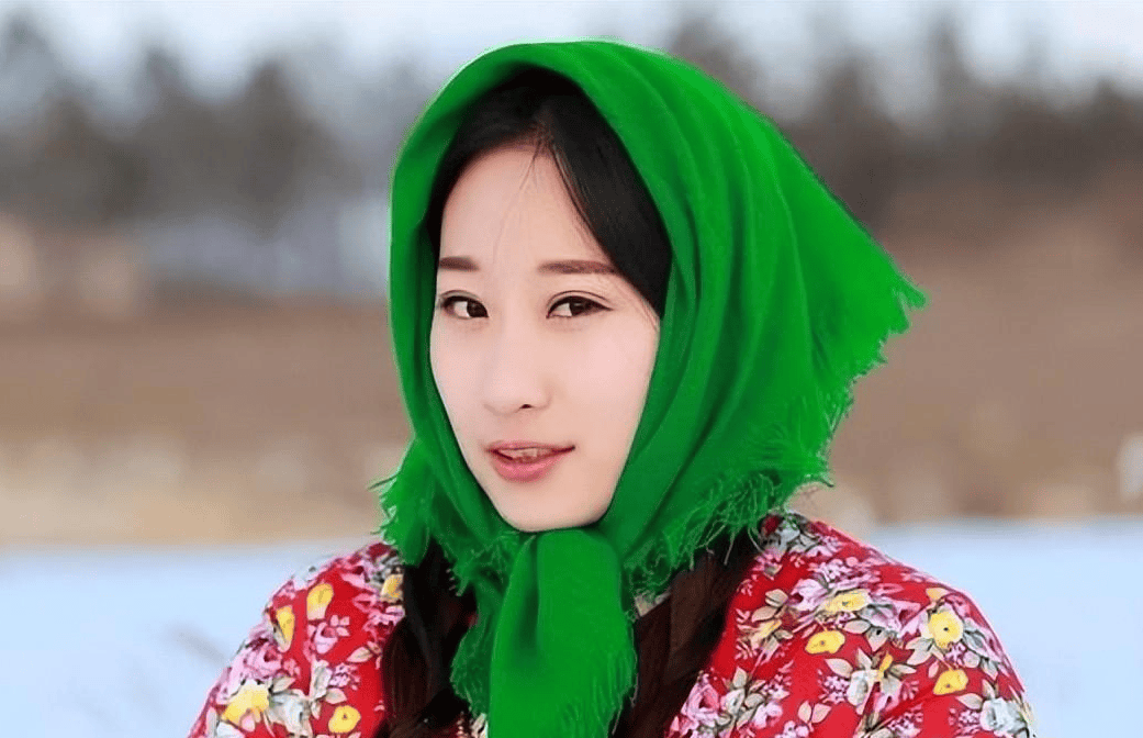 但丫蛋凭借独特的嗓音和表演天赋,很快就在舞台上崭露头角