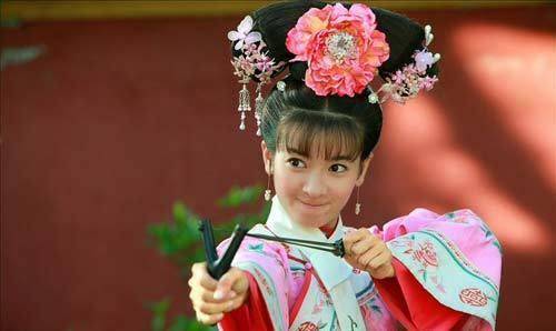 她是《延禧攻略》中弘昼的母亲,因一层关系让乾隆尊敬,封皇贵妃