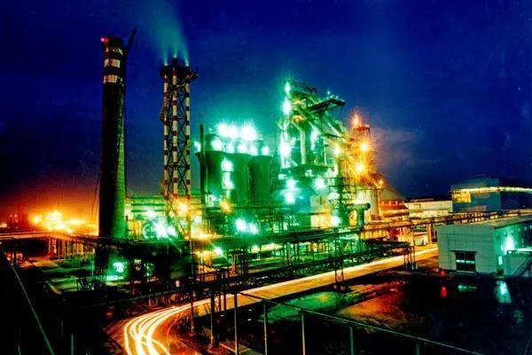 回顾他22岁成百亿富豪娶女星,后破产失踪,他究竟经历了什么?