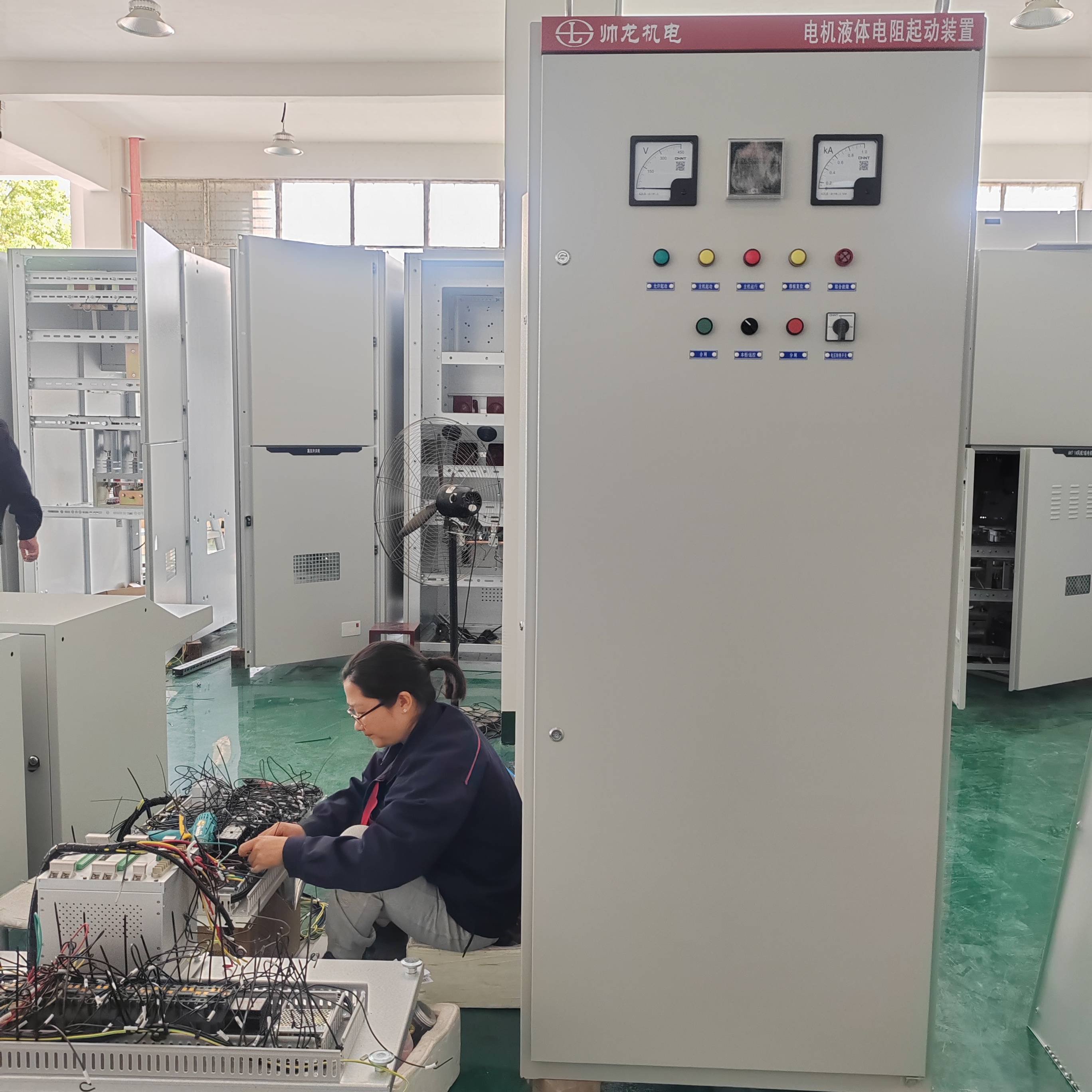 工作原理:在绕线电动机的转子回路中串入特制的电解液作为电阻,并通过