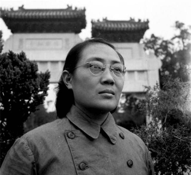 黄永胜妻子,19岁参军入伍,为妇女工作奋斗一生,合葬园林中