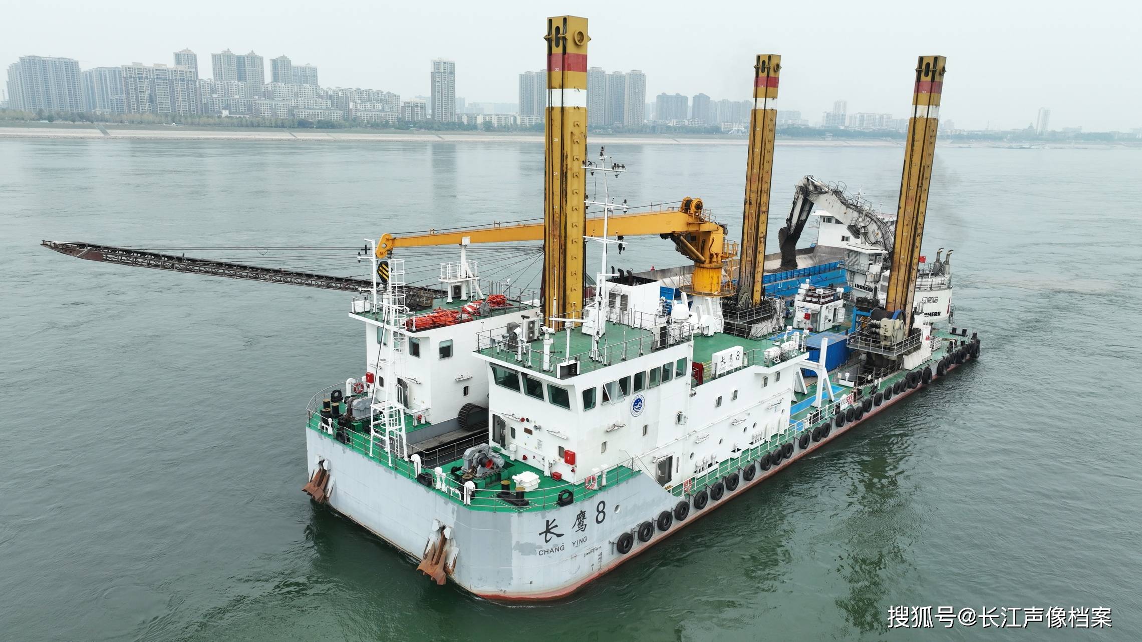 湖北宜昌:大力士疏浚长江主航道昼夜忙