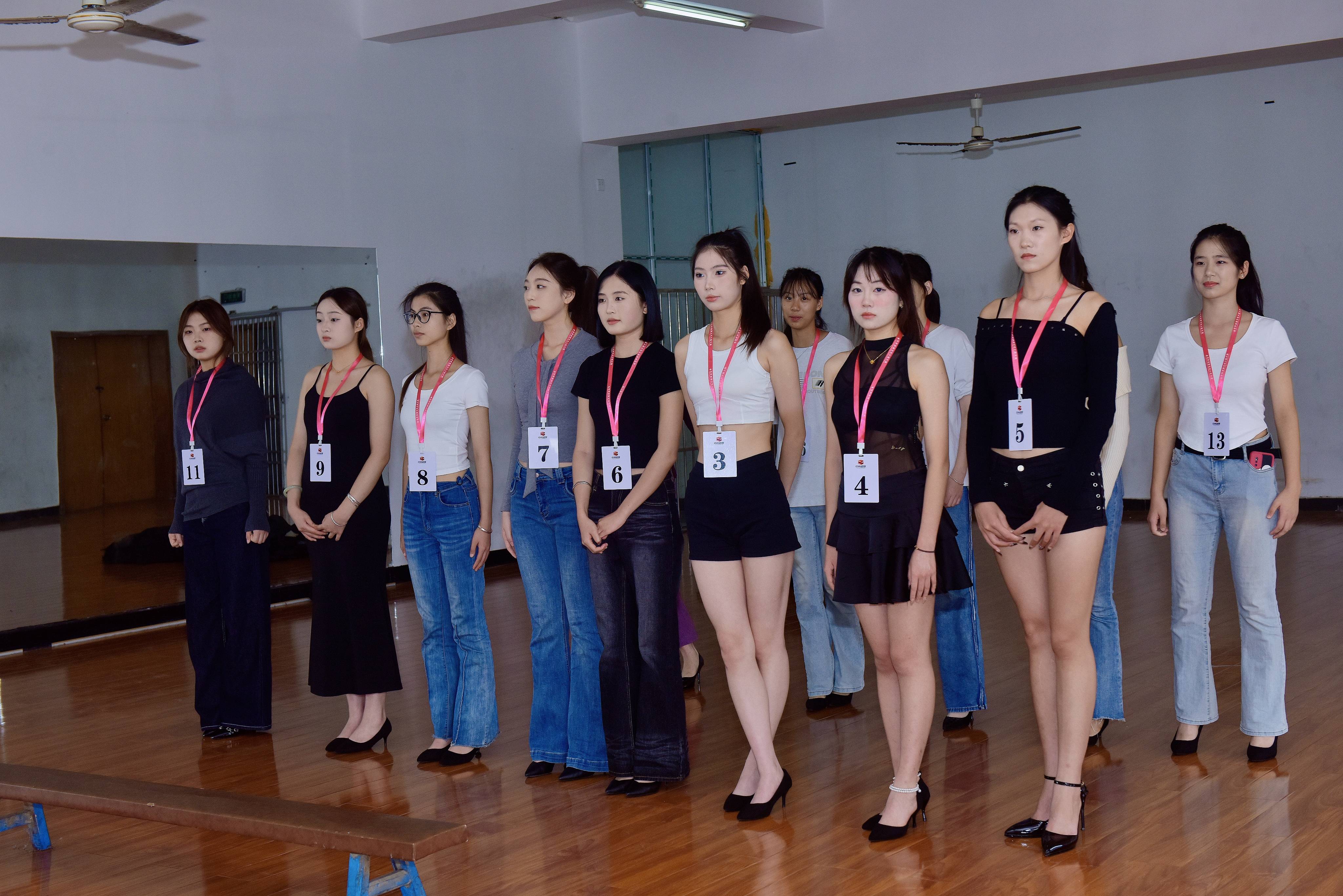 甄选20名选手参加晋级赛,经过"我是家乡文旅推荐官"自我介绍,形体展示