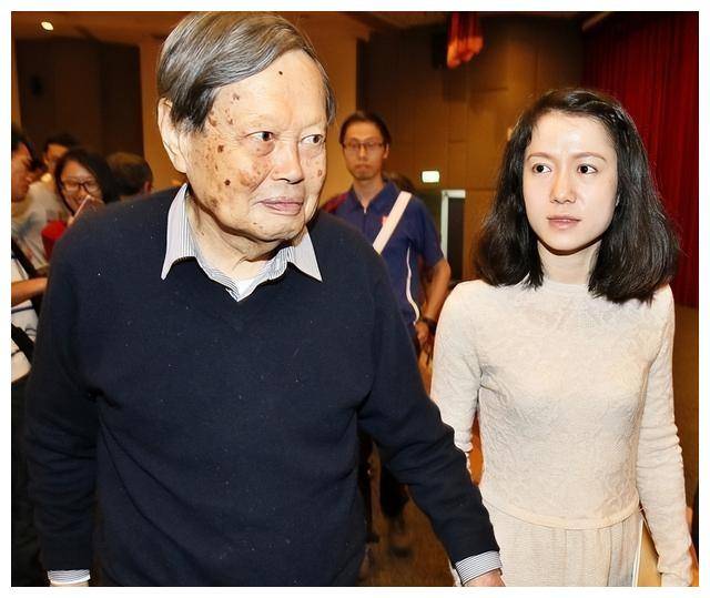 翁帆:相差54岁,在一片质疑中走进婚姻,至今已恩爱19载_杜致礼_生活