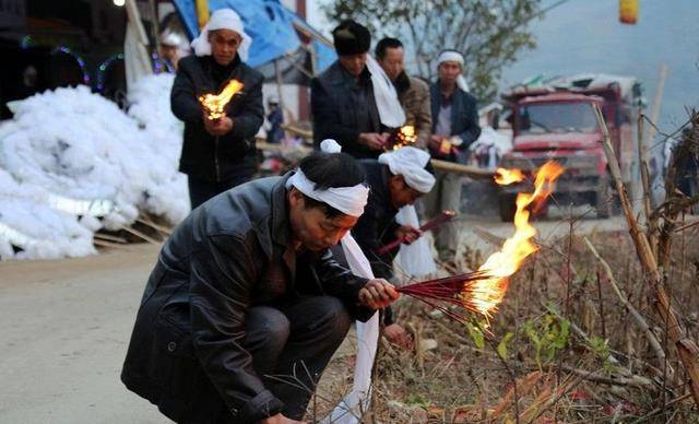 死人穿寿衣图片 可怕图片