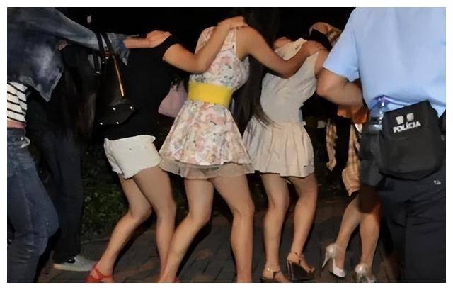 自当老板离开娱乐城的刘春阳整日无所事事,习惯了花钱大手大脚的她也