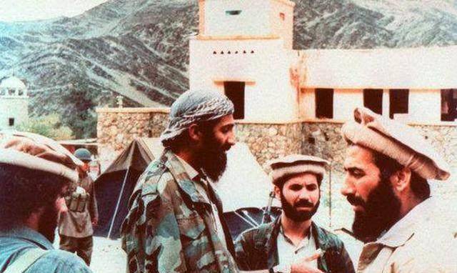 在1979年苏联入侵阿富汗的时候,本拉登就跑到阿富汗去建立组织,抵抗