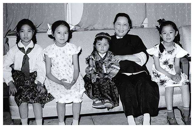 1976年周恩来逝世,追悼会上宋庆龄愤然离席,扬言辞去全部职务!_蒋介石_工作_中共