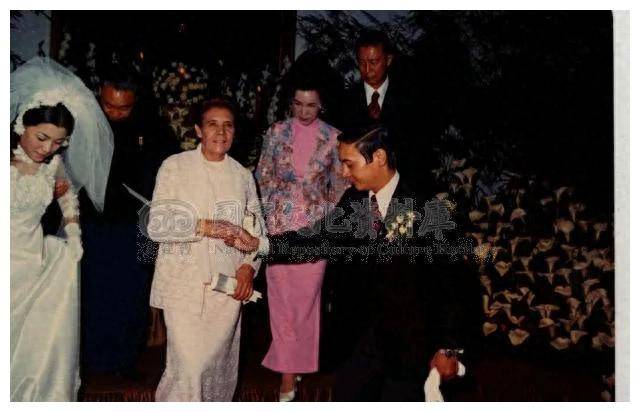 蒋方智怡和丈夫蒋孝勇结婚时,留下的一组照片,镜头中的蒋方智怡穿着一