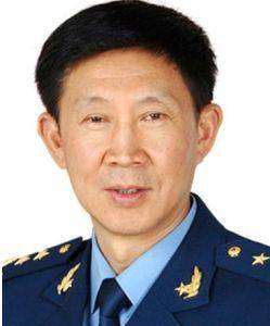 他是空军副司令员,58岁中将,姐姐是女将军,父亲与岳父都是上将