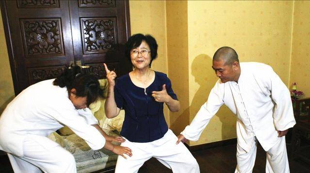 "大师"闫芳频频作秀,网友:给配合表演的徒弟颁发一个奥斯卡