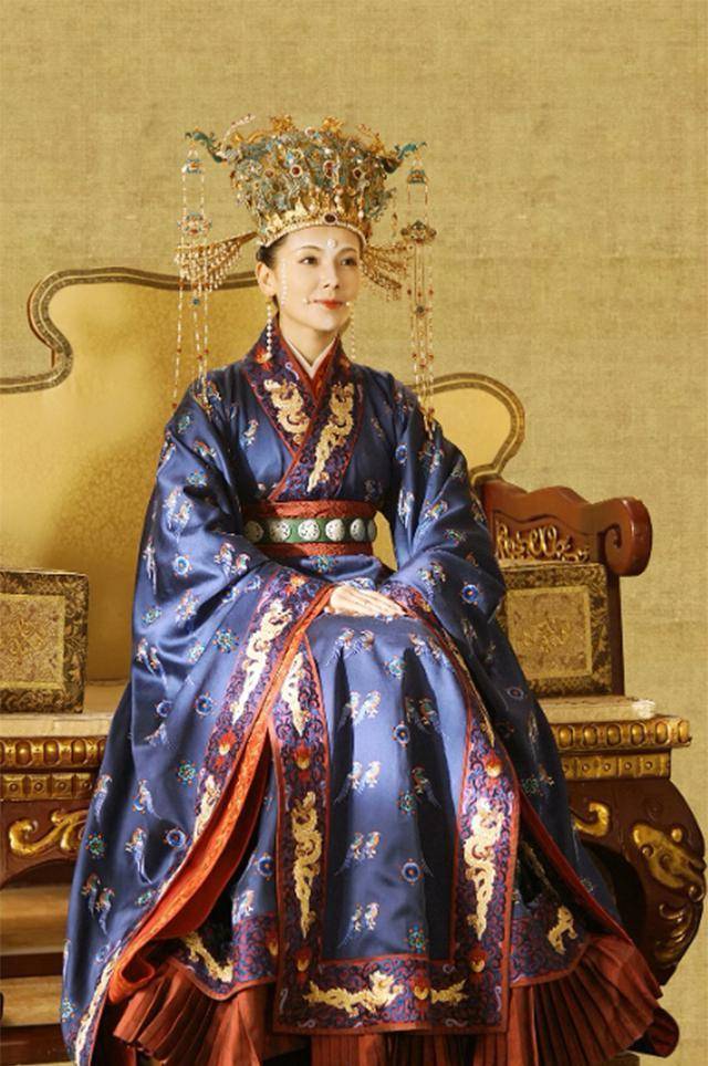 因为有了儿子的加持,刘娥最后成功地当上了皇后,刘娥成为皇后之后,不