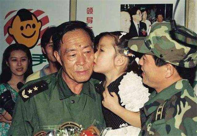 那位流泪指挥的将军已逝世5年,他的儿子如今是副师级_董万瑞_董三榕