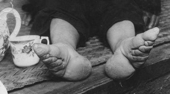 而且缠足的年龄是越小越好,愈小脚愈软乎,那么就愈容易裹的小一