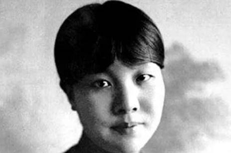 饱受争议的冰心:张爱玲轻视,巴金推崇,究竟哪个才是真实的她