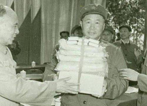 张志信,1927年生于山东省威海市,他的一生历经沙场,战功赫赫.