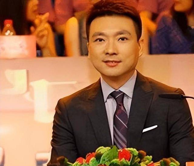 新闻联播主持人康辉老婆(新闻联播主持人康辉老婆照片)