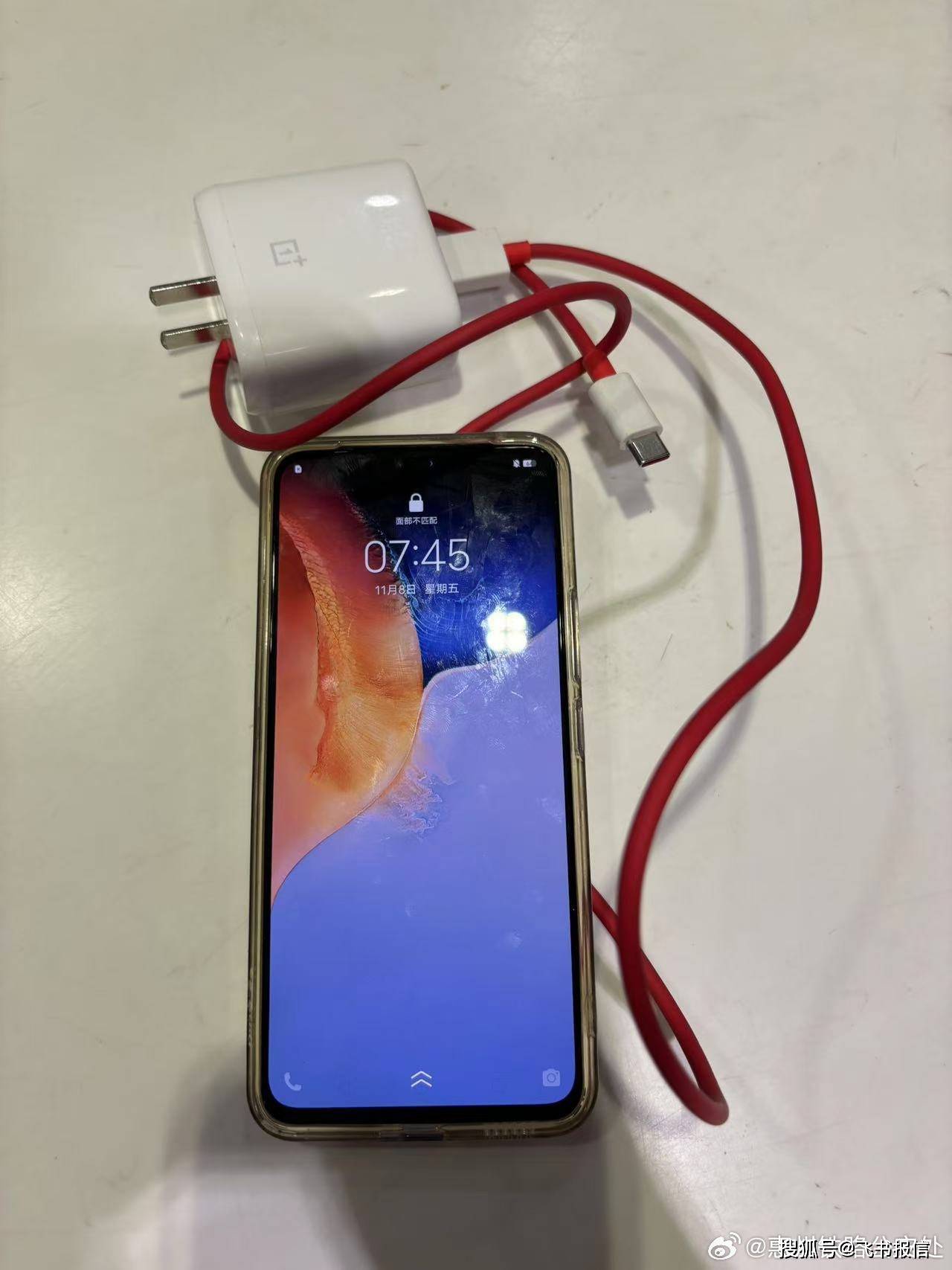 充电手机遗忘候车室,民警帮找回