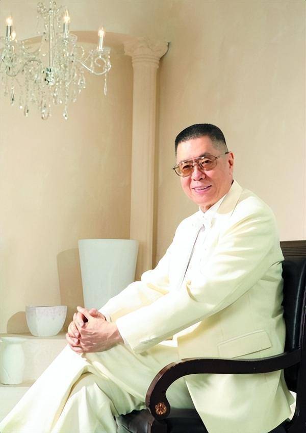 1962年,经过三年的相知,相恋,两个年轻人步入了婚姻的殿堂,可这段婚姻